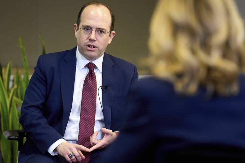 Michael Romano, ex fiscal a cargo de casos relacionados con el asalto al Capitolio estadounidense, en entrevista en Washington el 24 de abril del 2025. (AP foto/Jacquelyn Martin)
