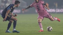 El argentino Lionel Messi, del Inter Miami, trata de disparar frente a Leon Flach, del Union de Filadelfia, en un encuentro de la MLS, disputado el sábado 14 de septiembre de 2024 (AP Foto/Marta Lavandier)