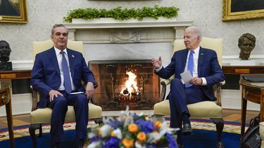 El presidente de Estados Unidos, Joe Biden, se reúne con su homólogo de República Dominicana, Luis Abinader, en la Oficina Oval, en la Casa Blanca, Washington, el 2 de noviembre de 2023. (AP Foto/Evan Vucci)