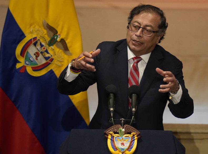 El presidente colombiano Gustavo Petro habla en la inauguración de las sesiones del congreso en Bogotá, Colombia, 20 de julio de 2023. El hijo del presidente colombiano Gustavo Petro, Nicolás Petro Burgos, y su exespsa Daysuris Vásquez fueron detenidos y acusados de lavado de activos y enriquecimiento ilícito, informó la Fiscalía de Colombia el sábado 29 de julio de 2023. (AP Foto/Fernando Vergara)