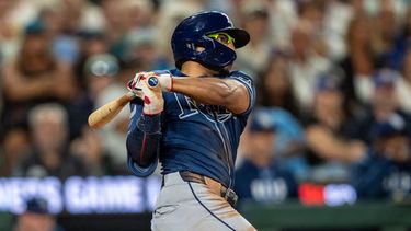 Richie Palacios, de los Rays de Tampa Bay, batea un sencillo de dos carreras ante los Marineros de Seattle, el sábado 8 de agosto de 2026 (AP Foto/Stephen Brashear)