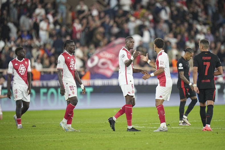 Los jugadores del Mónaco celebran la victoria 2-1 ante el Barcelona en la Liga de Campeones, el jueves 19 de septiembre de 2024. (AP Foto/Laurent Cipriani)