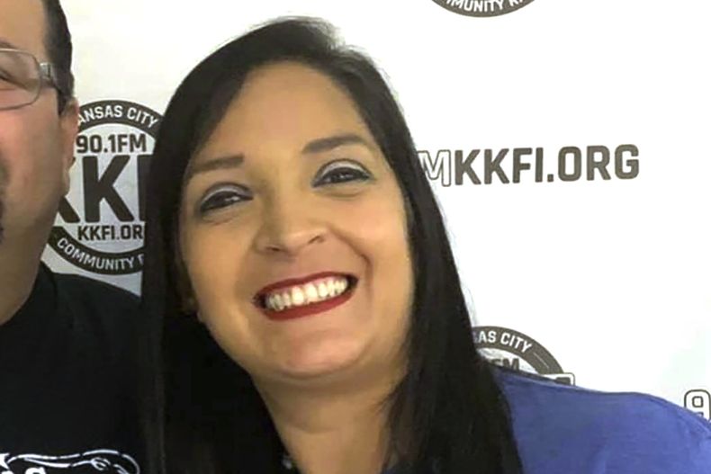 ARCHIVO - En la foto proporcionada por KKFI 90.1FM, se muestra a Lisa López-Galván. Conocida como Lisa G en KKFI-FM, presentadora del programa Taste of Tejano López-Galván murió a consecuencia del tiroteo el miércoles 14 de febrero de 2024, después de la celebración del campeonato de los Chiefs de Kansas City en el Super Bowl. (KKFI 90.1FM vía AP)