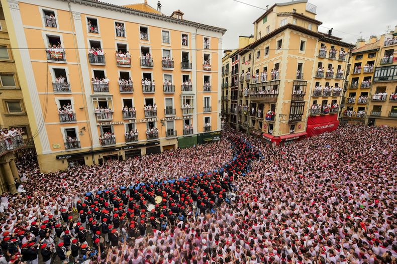 Una banda de música toca en la plaza del ayuntamiento después del chupinazo, el cohete que da inicio oficial a las festividades de San Fermín en Pamplona, España, jueves 6 de julio de 2023. (AP Foto/Alvaro Barrientos)