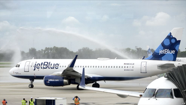 proyecto que frenaria vuelos directos a cuba divide a los cubanos