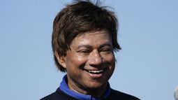 ARCHIVO - El representante demócrata Shri Thanedar sonríe durante el desfile por el Día del Trabajo, el 4 de septiembre de 2023, en Detroit. (AP Foto/Paul Sancya, archivo)