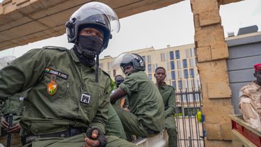 Policías nigerinos sentados ante las oficinas de aduanas en Niamey, Níger, el lunes 21 de agosto de 2023. (AP Foto/Sam Mednick)