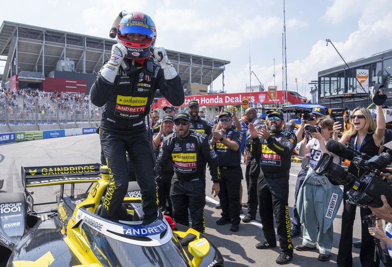 Colton Herta (izquierda) celebra tras ganar una carrera de IndyCar en Toronto, el domingo 21 de julio de 2024. (Frank Gunn/The Canadian Press via AP)