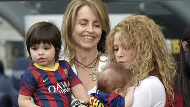 ¿traicionado por su madre? asi reacciono la mama de pique a cancion de shakira