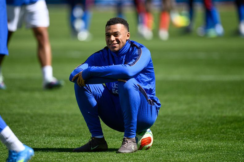 El delantero francés Kylian Mbappé (10) previo al amistoso contra Colombia, el domingo 29 de marzo de 2026, en Landover, Maryland. (AP Foto/Nick Wass)