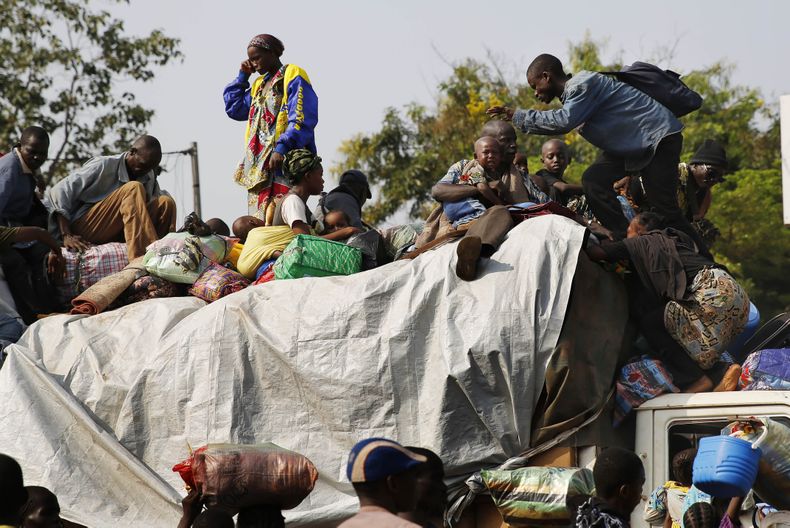 En PK12, el &uacute;ltimo control de salida de la aldea, miles de residentes musulmanes de Bangui y  Mbaiki huyen de la aldea de Bangui, en la Rep&uacute;blica Centroafricana, el viernes 7 de febrero del 2014. (Foto AP/Jerome Delay)