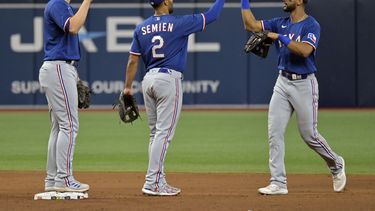 De izquierda a derecha, Corey Seager, Marcus Semien y el dominicano Leody Taveras, festejan la victoria de los Rangers de Texas sobre los RAys de Tampa Bay, el sábado 10 de junio de 2023 (AP Foto/Steve Nesius)