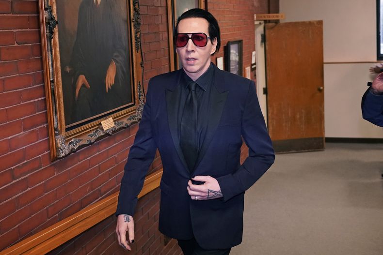 El músico Marilyn Manson, cuyo nombre verdadero es Brian Hugh Warner, se retira de la Corte Superior de Belknap el lunes 18 de septiembre de 2023, en Laconia, Nueva Hampshire. Marilyn Manson fue sentenciado a 20 horas de servicio comunitario y una multa el lunes por sonarse la nariz sobre una camarógrafa en un concierto de 2019 en Nueva Hampshire. (Foto AP/Charles Krupa)