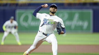 Taj Bradley, abridor de los Rays de Tampa Bay, lanza en contra de los Guardianes de Cleveland durante la primera entrada del juego de béisbol del viernes 12 de julio de 2024, en San Petersburgo, Florida. (AP Foto/Mike Carlson)