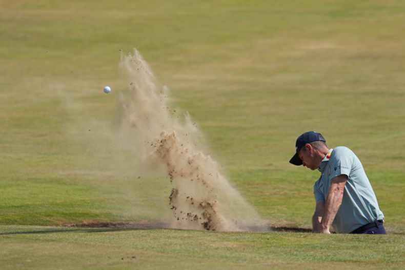El británico Justin Rose en el bunker del hoyo 11 durante una ronda de práctica antes del Abierto Británico en Royal Birkdale el miércoles 15 de julio del 2026. (AP Foto/Jon Super)