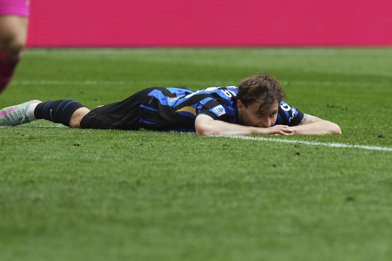 Nicolo Barella del Inter de Milán tendido en el césped tras fallar una oportunidad de anotar ante ls Roma en el encuentro de la Serie A el domingo 27 de abril del 2025. (AP Foto/Antonio Calanni)