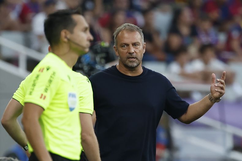 El técnico del Barcelona Hansi Flick durante el partido contra Athletic Bilbao en la Liga española, el sábado 24 de agosto de 2024. (AP Foto/Joan Monfort)