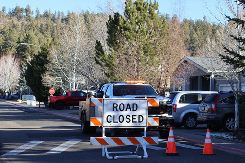 El camino bloqueado hacia un vecindario de Flagstaff, Arizona, donde, según la policía, un hombre abrió fuego contra varios agentes, el jueves 5 de febrero de 2026. (AP Foto/Cheyanne Mumphrey)