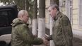 En esta imagen extraída de un video publicado por el servicio de prensa de la presidencia rusa el miércoles 12 de marzo de 2025 el presidente de Rusia, Vladímir Putin, a la izquierda, estrecha la mano del jefe del Estado Mayor ruso, Valery Gerasimov, en una visita al cuartel general del Ejército en la región de Kursk, en Rusia. (Servicio de prensa de la presidencia rusa via AP)