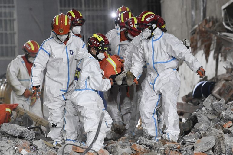 China: Rescatan a mujer de edificio que se cayó hace 6 días