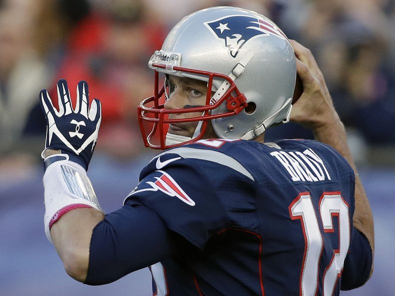 El quarterback Tom Brady de los Patriots de Nueva Inglaterra lanza un pase en el partido ante los Saints de Nueva Orle&aacute;ns el domingo 13 de octubre de 2013. (AP Foto/Stephan Savoia)
