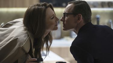 Esta imagen publicada por Focus Features muestra a Cate Blanchett, a la izquierda, y Michael Fassbender en una escena de Black Bag, una película escrita por David Koepp. (Claudette Barius/Focus Features via AP)