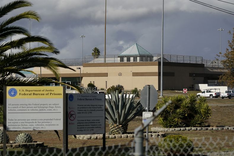 ARCHIVO - Vista de la penitenciaría federal en Dublin, California, EEUU, 5 de diciembre de 2022. Las fallas del sistema que permitieron la muerte en prisión del gangster Whitey Bulger y el financista Jeffrey Epstein también contribuyeron a la muerte de centenares de presos federales en los últimos años, según el informe de un organismo supervisor emitido el jueves 15 de febrero de 2024. (AP Foto/Jeff Chiu, File)