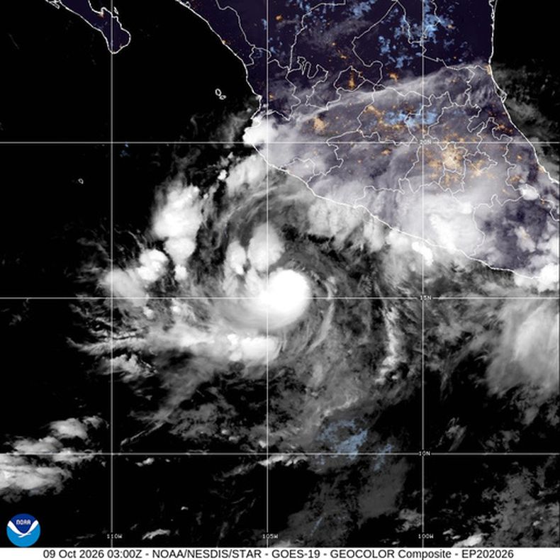 Esta imagen satelital cortesía de la Oficina Nacional de Administración Oceánica y Atmosférica de Estados Unidos (NOAA, por sus siglas en inglés) muestra al huracán Simón el viernes 9 de octubre de 2026 mientras se desplaza sobre el Pacífico. (Oficina Nacional de Administración Oceánica y Atmosférica de Estados Unidos vía AP)