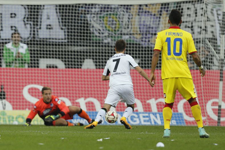 El delantero de Moenchengladbach Patrick Herrmann anota contra Hoffenheim en partido de la Bundesliga en Moenchengladbach el 2 de noviembre del 2014. Hermann anot&oacute; dos goles con que su equipo gan&oacute; 3-1. (AP Photo/Frank Augstein)
