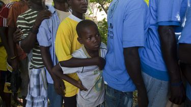 americateve | Haitianos deportados de la Rep&uacute;blica Dominicana esperan para abordar un autob&uacute;s que los lleve a sus ciudades de origen en un refugio en Croix-des-Bouquets, Hait&iacute;, el domingo 24 de noviembre de 2013. La Comunidad del Caribe (Caricom) c