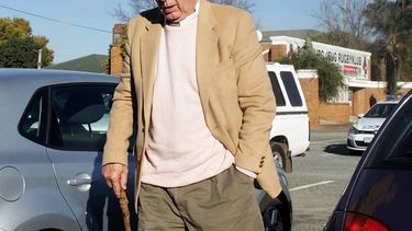 americateve | Bob Hewitt, ex ganador de dobles en Grand Slam y alguna vez miembro del Sal&oacute;n de la Fama del Tenis, camina fuera de la ccorte en Boksburg, Sud&aacute;frica, donde fue acusado de tres cargos de violaci&oacute;n y abuso de menores el viernes 6 de jun