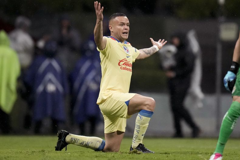 ARCHIVO - Jonathan Rodríguez del América reclama al árbitro durante el partido contra el Guadalajara en la Liga MX, el sábado 16 de septiembre de 2023. (AP Foto/Eduardo Verdugo)