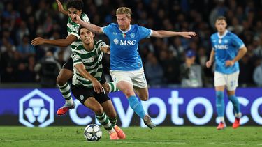 Kevin De Bruyne, del Napoli, en el centro, regatea contra el Sporting durante un partido de fútbol de la Liga de Campeones, el miércoles 1 de octubre de 2025 (asumiendo la fecha por contexto), en el estadio Diego Armando Maradona en Nápoles, Italia. (Alessandro Garofalo//LaPresse via AP)