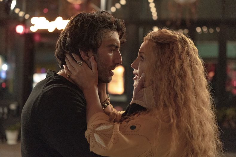 Esta imagen proporcionada por Sony Pictures muestra a Justin Baldoni, izquierda, y Blake Lively en una escena de It Ends With Us. (Nicole Rivelli/Sony Pictures vía AP)