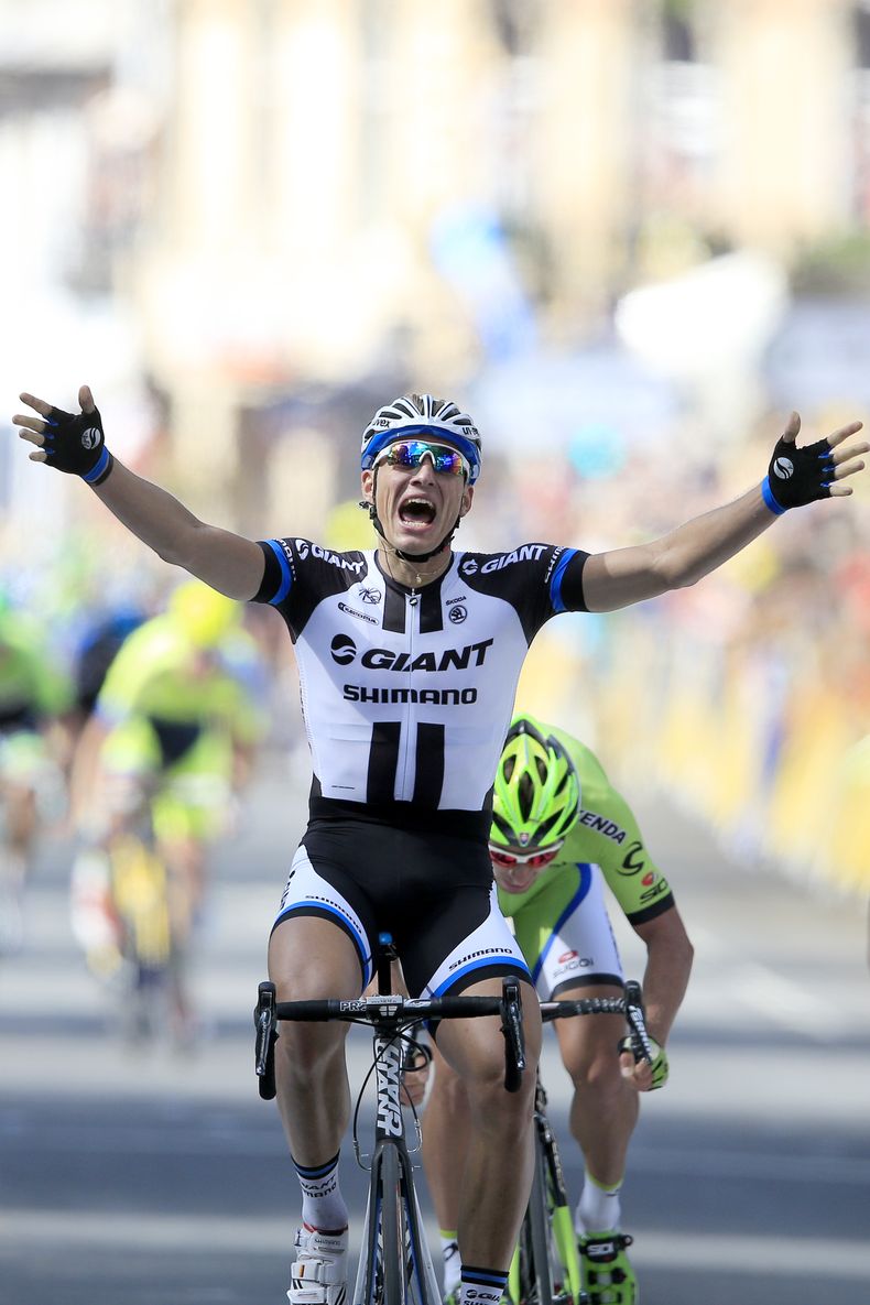 El ciclista alem&aacute;n Marcel Kittel cruza la meta para ganar la primera etapa del Touyr de Francia el s&aacute;bado, 5 de julio del 2014, en Harrogate, Inglaterra. (Foto AP/Peter Dejong)