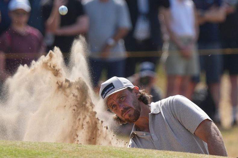 Tommy Fleetwood de Inglaterra sale de una trampa de arena (bunker) en el green del hoyo 4 durante el primer día del Campeonato Abierto Británico de Golf (British Open) en el club de golf Royal Birkdale, en Southport, Inglaterra, el jueves 16 de julio de 2026. (Foto AP/Jon Super)