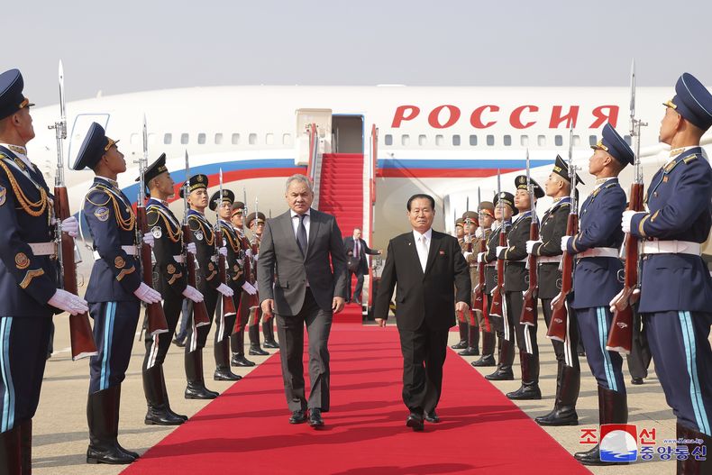 En esta imagen, distribuida por el gobierno de Corea del Norte, se muestra al secretario del Consejo de Seguridad de Rusia, Sergey Shoigu (centro, izquierda), recibido por el secretario del partido gobernante, Park Chung-cheon (centro, derecha), a su llegada al aeropuerto de Pyongyang, el 21 de marzo de 2025. Reporteros independientes no pudieron acceder a la cobertura del acto que se muestra en la imagen distribuida por el gobierno norcoreano. El contenido de la imagen no ha podido ser verificado de forma independiente. La marca de agua en la imagen distribuida por la fuente original pone KCNA, las siglas en inglés de la agencia noticiosa estatal. (Agencia Central de Noticias de Corea/Korea News Service vía AP)