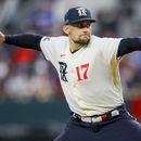 Nathan Eovaldi de los Rangers de Texas lanza ante los Astros de Houston, el sábado 1 de julio de 2023, en Arlington, Texas. (AP Foto/Gareth Patterson)
