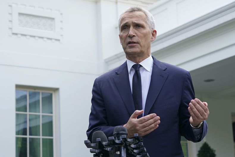 ARCHIVO - El secretario general de la OTAN, Jens Stoltenberg, habla con la prensa ante el Ala Oeste de la Casa Blanca tras su reunión con el presidente de Estados Unidos, Joe Biden, en la Casa Blanca, en Washington, el martes 13 de junio de 2023. (AP Foto/Susan Walsh, Archivo)