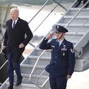 El presidente Joe Biden llega al Aeropuerto Regional Manchester-Boston para un evento sobre la reducción de precios para las familias estadounidenses, el 11 de marzo de 2024. (Foto AP/Evan Vucci)