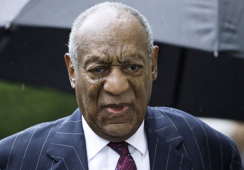 ARCHIVO - Bill Cosby llega para una audiencia de sentencia luego de su condena por agresión sexual en el juzgado del condado de Montgomery en Norristown Pensilvania. Nueve mujeres más acusan a Cosby de agresión sexual en una demanda que alega que usó lo que llaman su enorme poder, fama y prestigio para victimizarlas. Una demanda presentada el miércoles 14 de junio de 2023 en un tribunal federal de Nevada alega que las mujeres fueron drogadas y agredidas individualmente entre aproximadamente 1979 y 1992 en casas, vestidores y hoteles de Las Vegas, Reno y Lago Tahoe. (Foto AP/Matt Rourke, archivo)