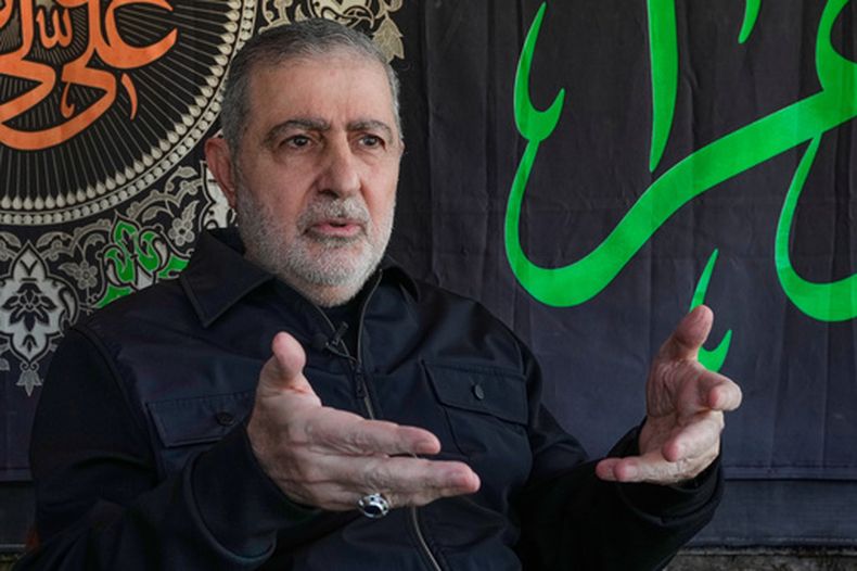 Wafiq Safa, miembro senior del consejo político de Hezbolá, durante una entrevista con The Associated Press en Beirut, el lunes 13 de abril de 2026. (Foto AP/Hussein Malla)