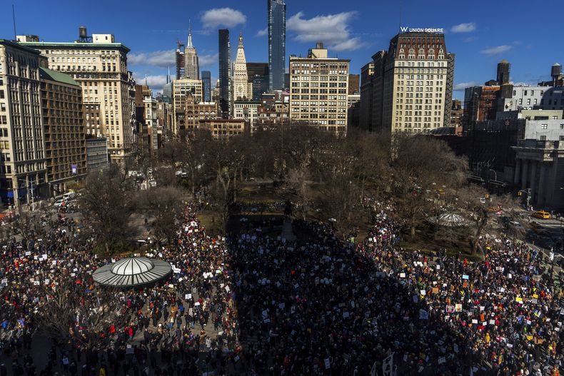 Manifestantes congregados en Union Square durante una protesta contra el presidente Donald Trump, el lunes 17 de febrero de 2025, en Nueva York. (AP Foto/Julia Demaree Nikhinson)