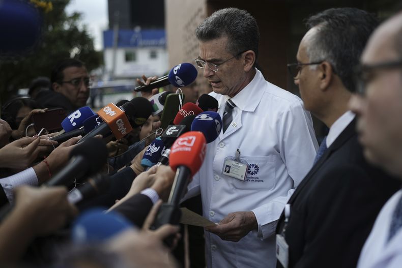 El Dr. Adolfo Llinas anuncia la muerte del senador opositor Miguel Uribe en la clínica donde había estado hospitalizado durante más de dos meses después de recibir un disparo durante un mitin de campaña en Bogotá, Colombia, el lunes 11 de agosto de 2025. (AP Foto/Iván Valencia)