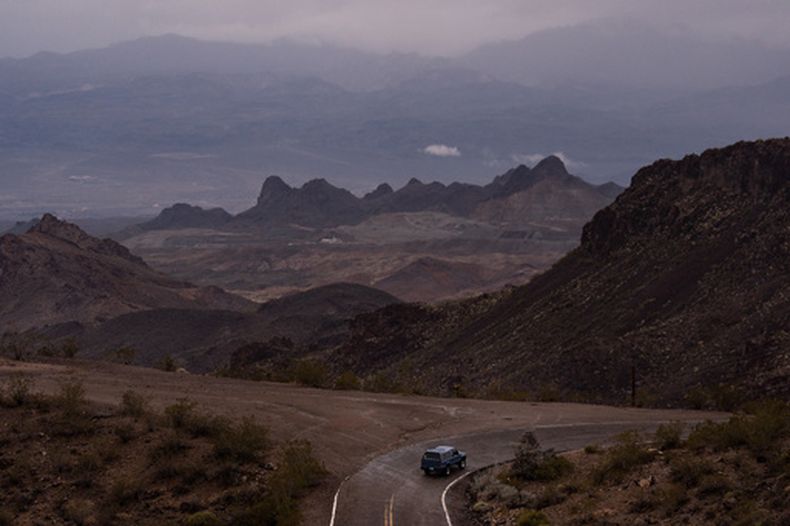 Un auto maneja por la autopista Oatman, la Ruta 66 histórica, cerca de Oatman, Arizona, el viernes 21 de noviembre de 2025. (AP Foto/Jae C. Hong)