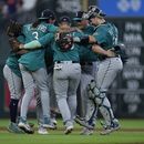 Los Marineros de Seattle festejan la victoria ante los Astros de Houston, el domingo 9 de julio de 2023, en Houston. (AP Foto/Kevin M. Cox)