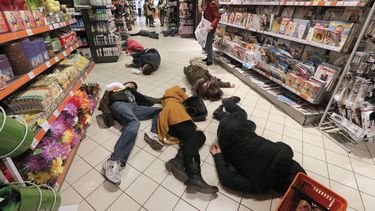 americateve | Ucranianos act&uacute;an representando cad&aacute;veres sobre el piso de un supermercado en un movimiento de protesta contra la compra de productos rusos, el s&aacute;bado 5 de abril de 2014, en Kiev, Ucrania. (Foto AP/Efrem Lukatsky)