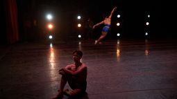 Dani Hernández, bailarín principal del Ballet Nacional de Cuba y director de la Escuela Nacional de Ballet, está sentado en el escenario durante un ensayo en La Habana, Cuba, el viernes 21 de agosto de 2026. (AP Foto/Ramón Espinosa)