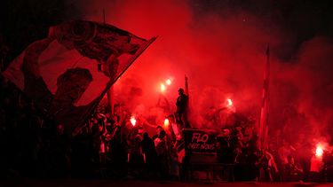 Aficionados del PSG encienden bengalas en las gradas de pie durante el partido de fútbol de ida de las semifinales de la Liga de Campeones entre el París Saint-Germain y el Bayern de Múnich en París, el martes 28 de abril de 2026. (Foto AP/Aurelien Morissard)
