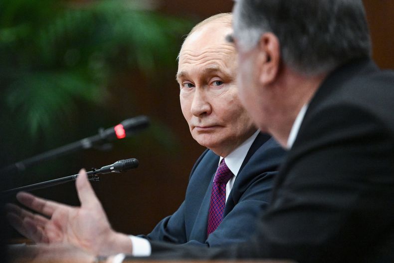 El presidente de Rusia, Vladímir Putin, a la izquierda, y el presidente de Tayikistán, Emomali Rahmon, hablan en una ceremonia de firma tras su reunión en el Palacio de la nación en Dushanbe, Tayikistán, el jueves 9 de octubre de 2025. (Kristina Kormilitsyna, Sputnik, Kremlin Pool Foto via AP)